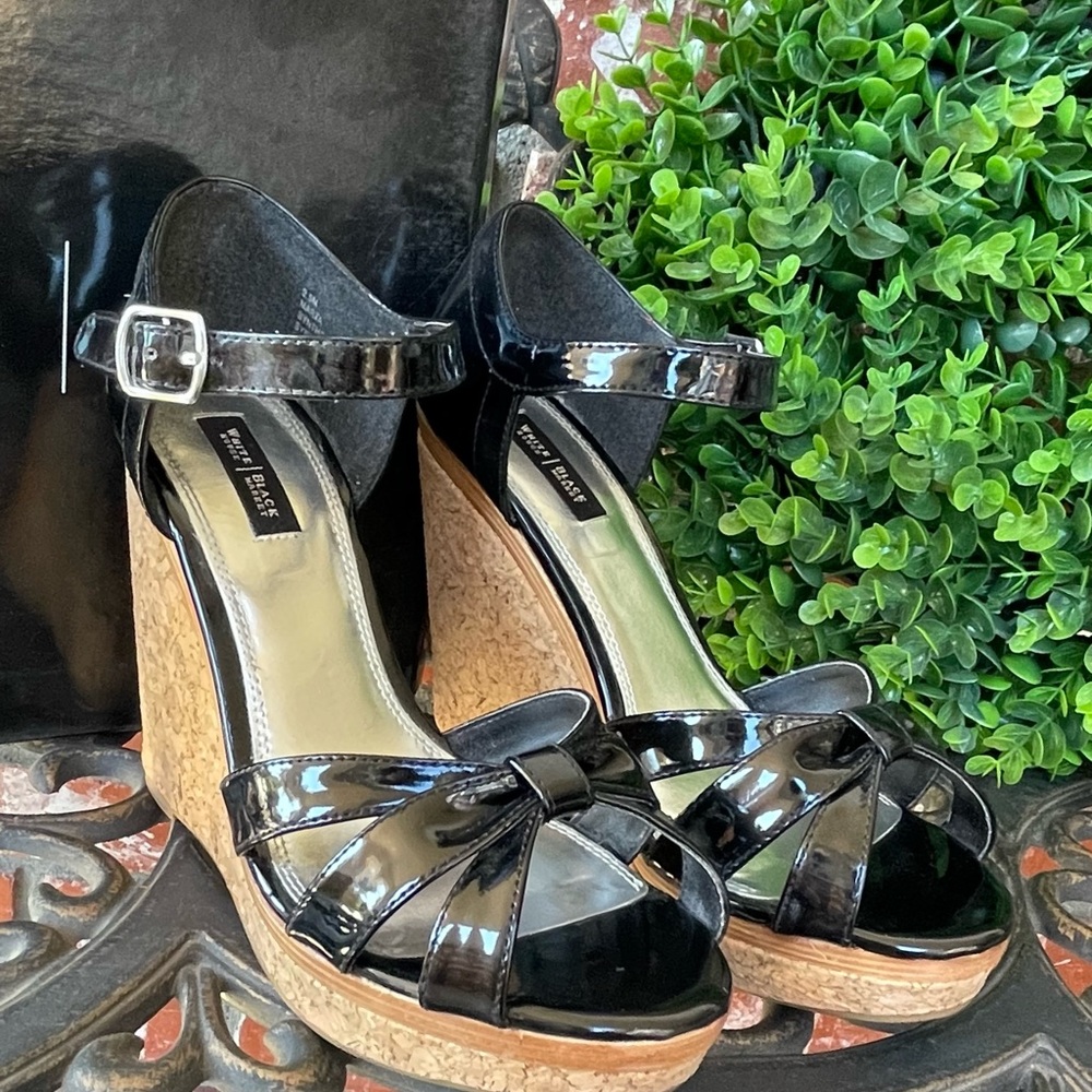 White House Black Market High Wedge Sandal; Blk W/Ankle Strap & Bow Detail; 9.5M